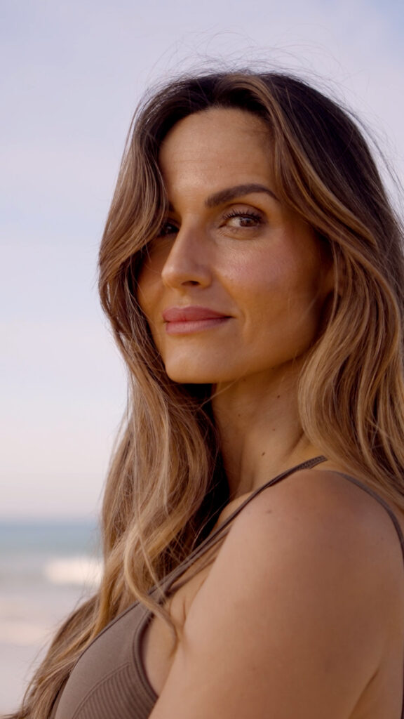 ariadne artiles posando en bañador en la orilla de conil de la frontera para un spot de daia hotels