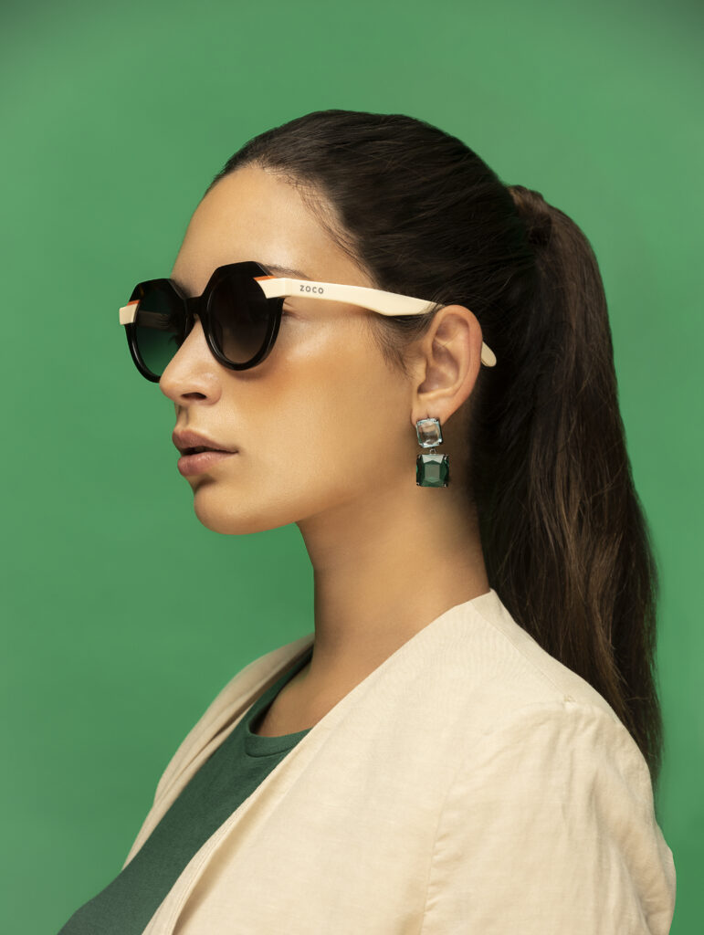 retrato de mujer con gafas de sol de la marca Zoco en estudio de Sevilla, Andalucía